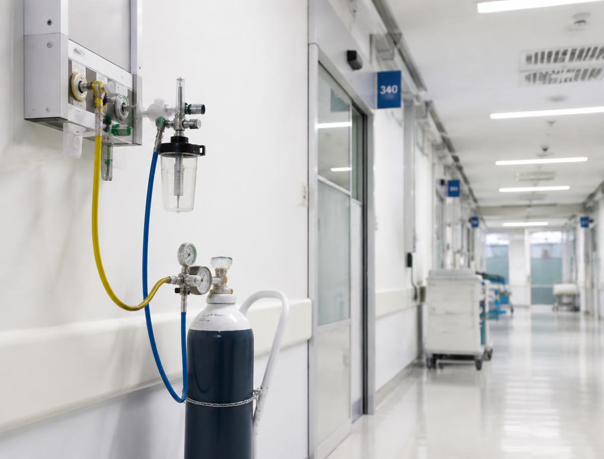 Suministro de oxígeno medicinal en pasillo de hospital
